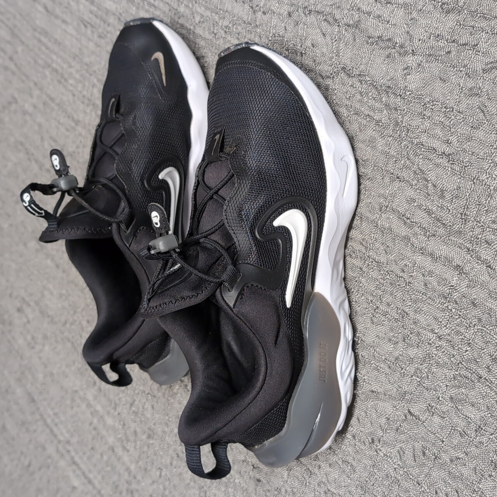 Nike Run Flow Big Kids' Running Shoes Size 5Y